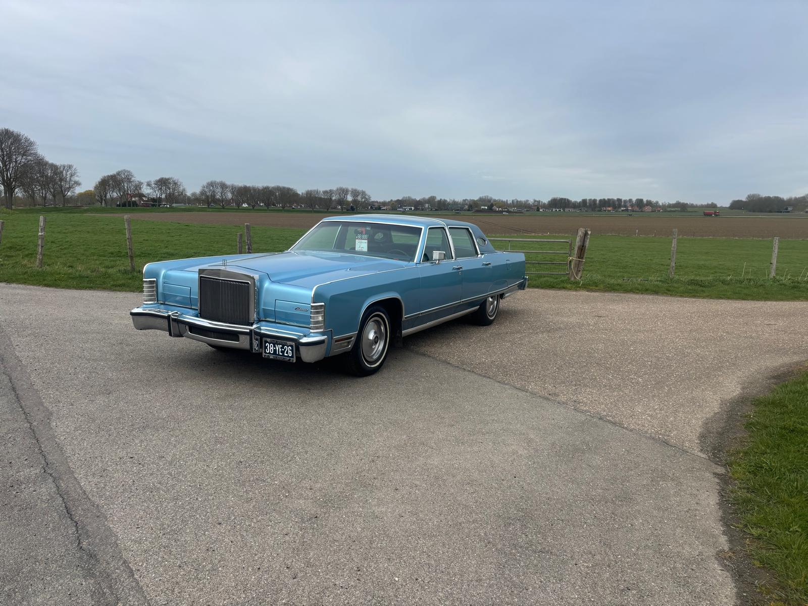 Klassieke Lincoln Continental in een Hollands landschap